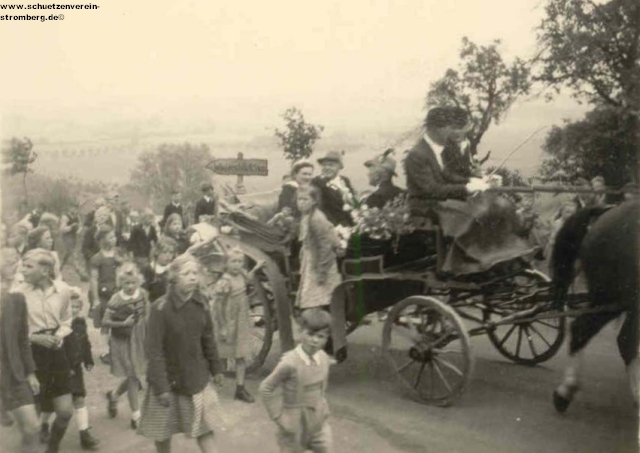 Festumzug 1951 auf der Schanze von Unterstromberg kommend. 