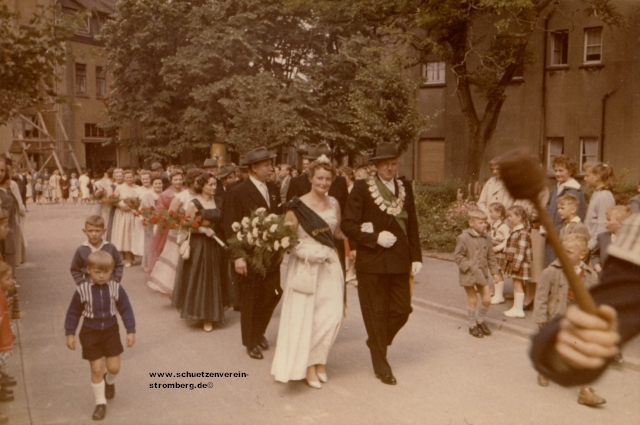 1957: Das Knigspaar Franz Krumtnger und Mechtild Ostberg auf der Burgstrae