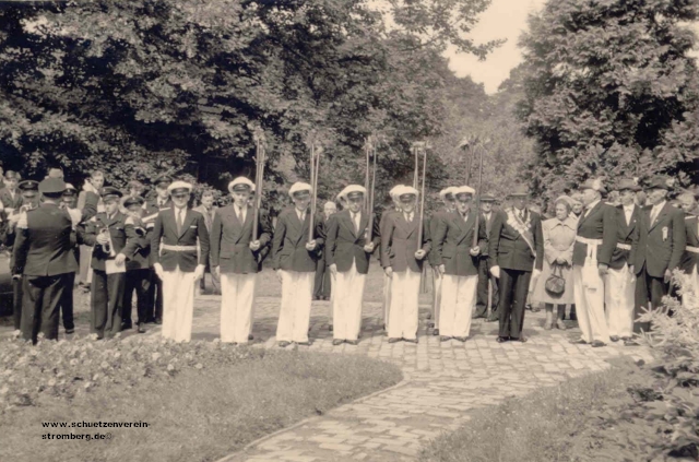 1955: Die Ehrengarde an der St. Lambertus Kirche.