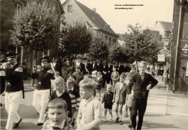 Schtzenfest 1964: Spielmannzug mit Throngesellschaft auf der Burgstrae.