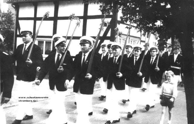 Die Ehrengarde 1966. Der kleine Junge rechts ist der heutige Vorsitzende des Schtzenvereins Peter Grosch.