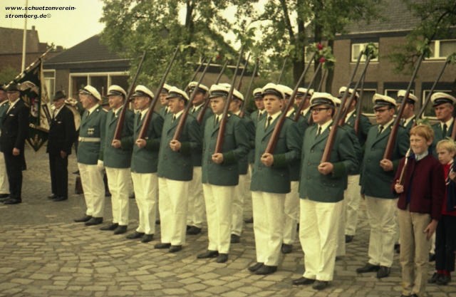 1971: Die Ehrengarde Stromberg mit ihrem Leiter Willi Hagehlsmann. Der Junge rechts auen mit Holzgewehr und Hand an der Hosennaht ist der heutige Vereinsvorsitzende Peter Grosch.