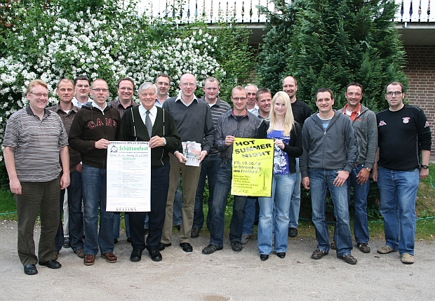 Schützenvorstand mit Kaiser Rolf I. (Foto: Kalläne)